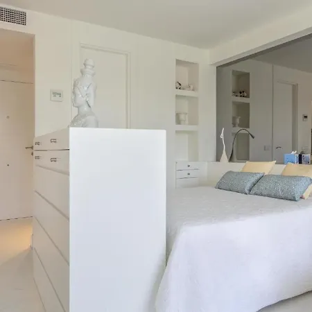 Bright Pool Walk To - Playa Real - Pass The Keys Marbella